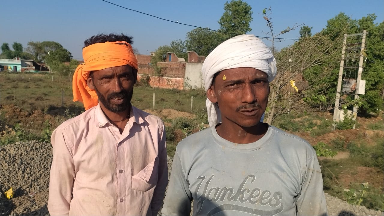 फोटो - 33 औरैया जिला अस्पताल में इलाज कराते घायल मजदूर।