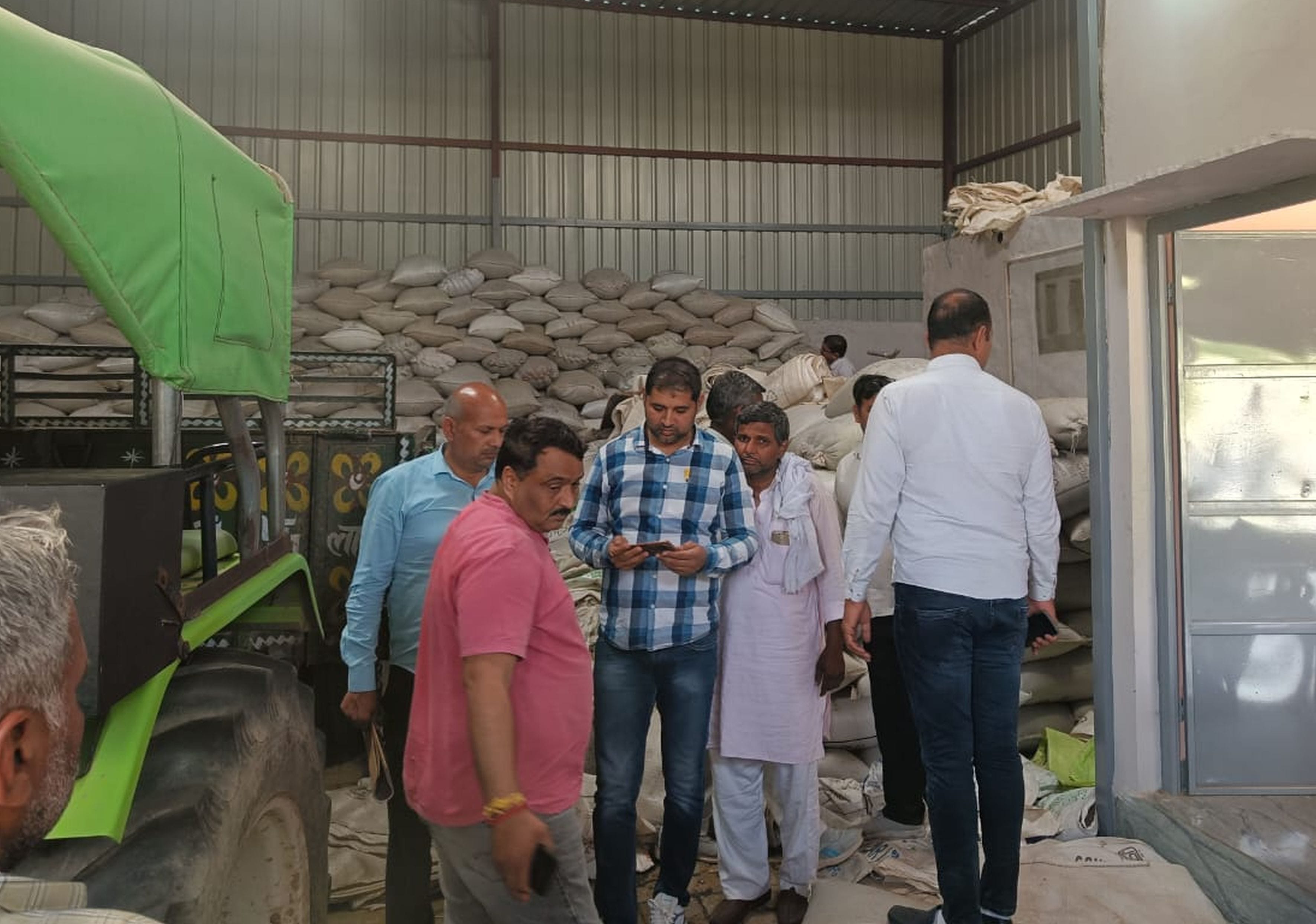 फोटो संख्या:61 कनीना छापेमारी के बाद रखा अवैध सरसों का स्टॉक। संवाद