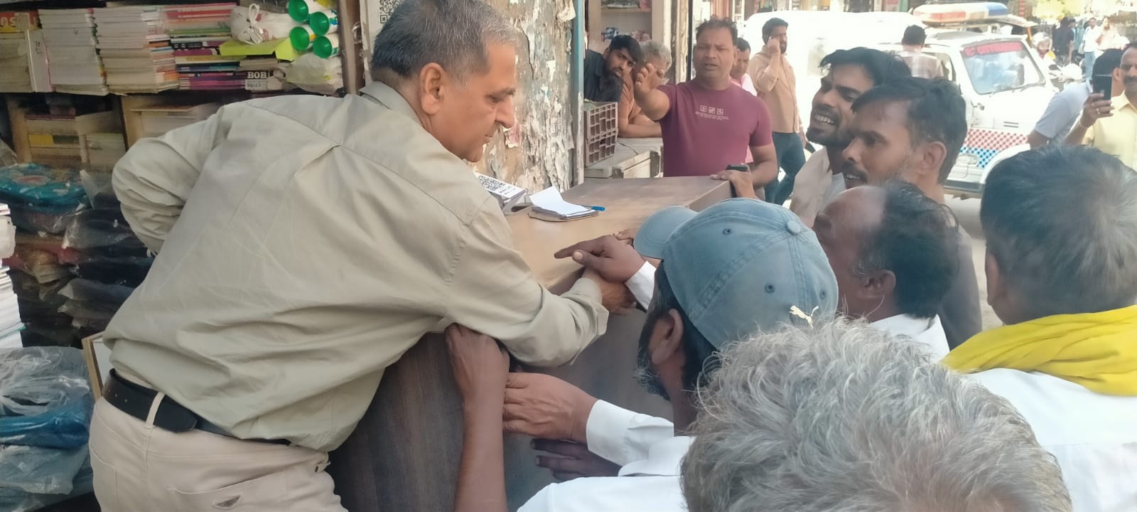 फोटो संख्या:69- अतिक्रमण हटाओ अभियान के दौरान सामान उठाते समय दुकानदार व कर्मचारी के बीच होती 