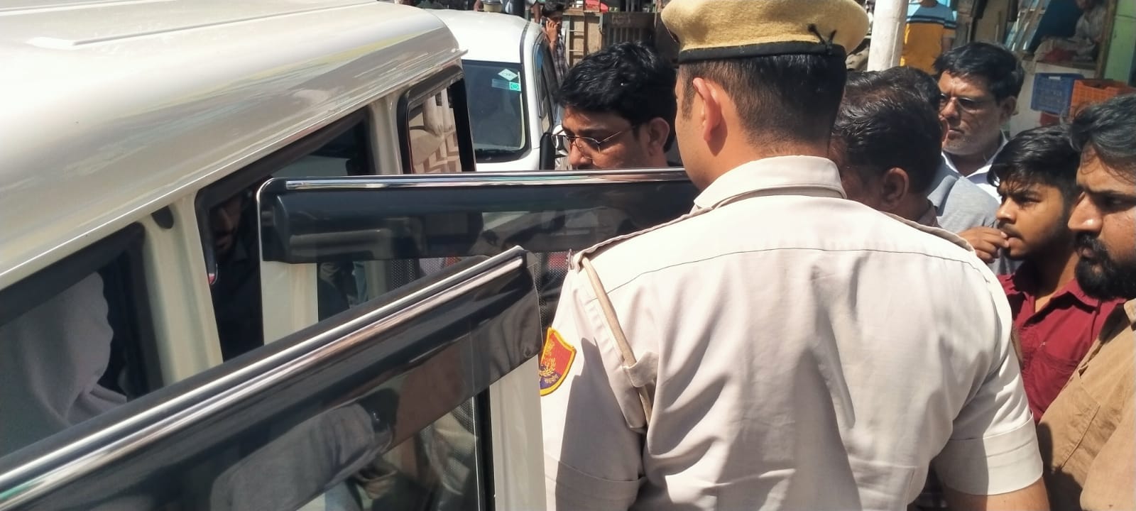 फोटो संख्या:69- अतिक्रमण हटाओ अभियान के दौरान सामान उठाते समय दुकानदार व कर्मचारी के बीच होती 