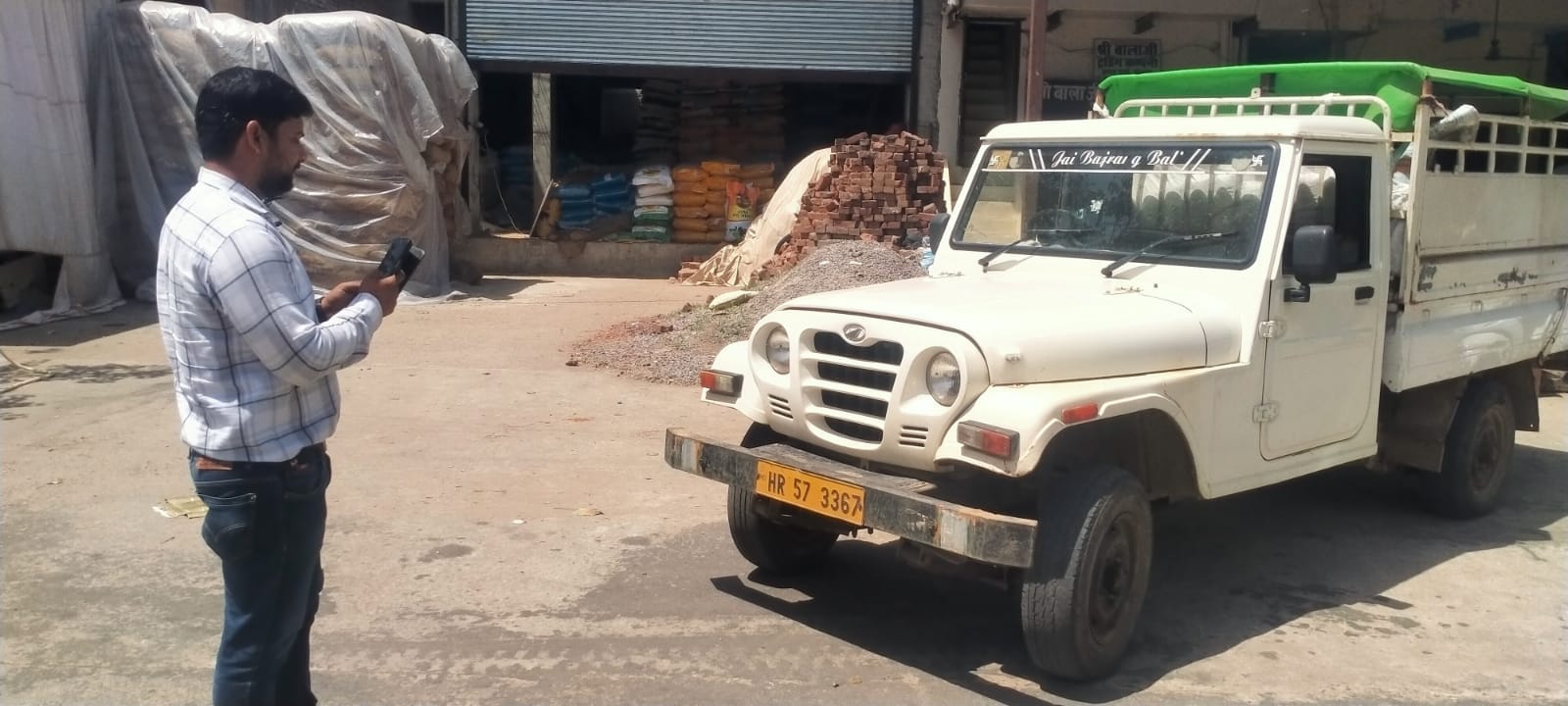 फोटो संख्या:69- महेंद्रगढ़ अनाज मंडी में गेंहू की ढेरी लगाता किसान--संवाद फोटो संख्या:69- महेंद्रगढ़ अनाज मंडी में गेंहू की ढेरी लगाता किसान--संवाद