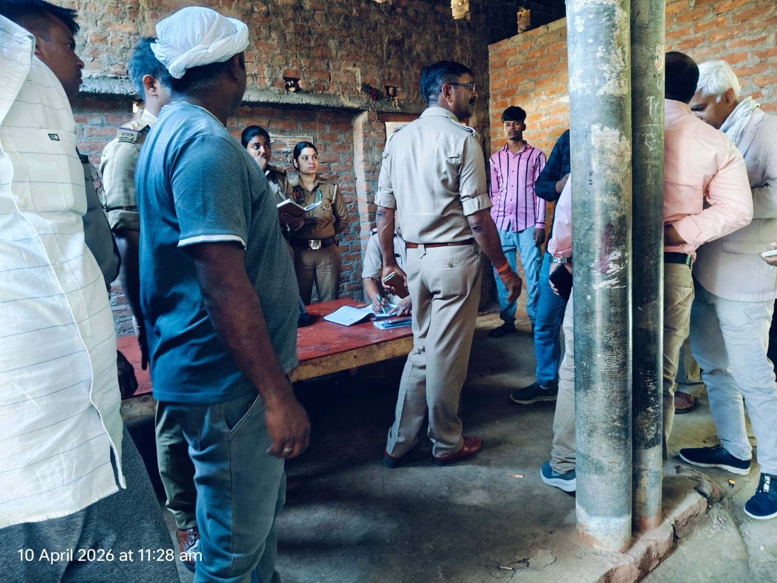 गमगीन परिजन और जांच करने पहुंची पुलिस।