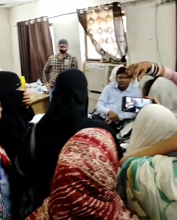 हंगामा करतीं महिलाएं।