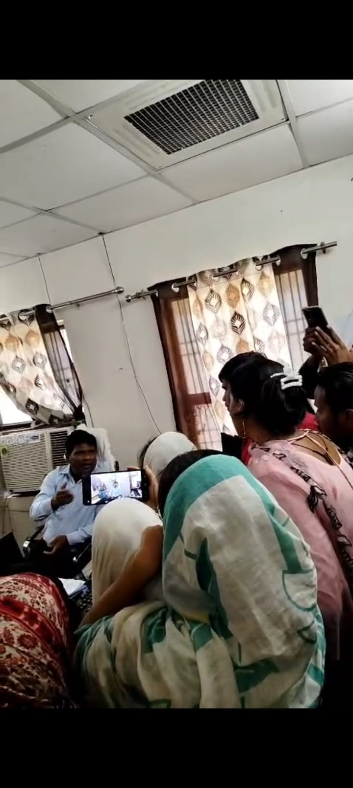 हंगामा करतीं महिलाएं।