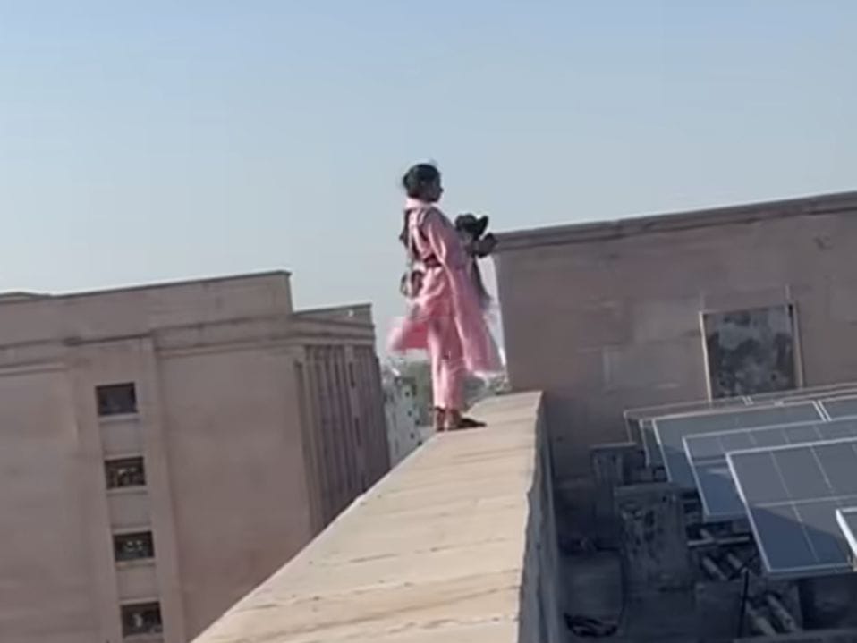 हाईकोर्ट की छत पर बच्चे के साथ चढ़ी महिला को पुलिस ने उतारा। 