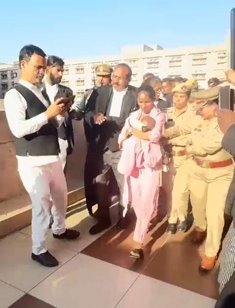 हाईकोर्ट की छत पर बच्चे के साथ चढ़ी महिला को पुलिस ने उतारा। 