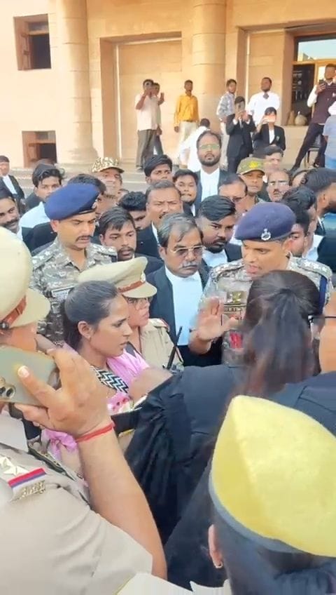 हाईकोर्ट की छत पर बच्चे के साथ चढ़ी महिला को पुलिस ने उतारा। 
