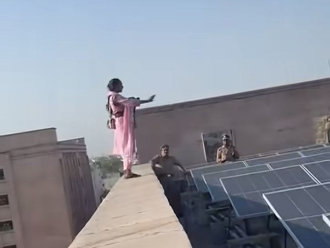 हाईकोर्ट की छत पर बच्चे के साथ चढ़ी महिला को पुलिस ने उतारा। 