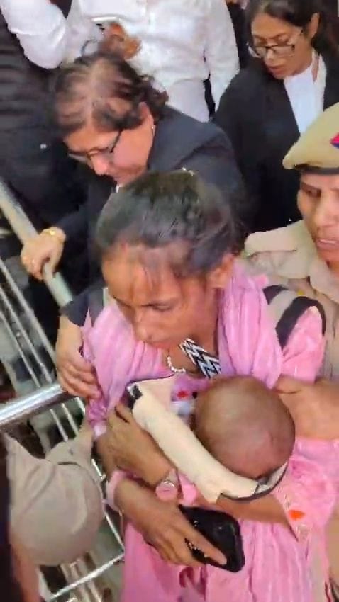 हाईकोर्ट की छत पर बच्चे के साथ चढ़ी महिला को पुलिस ने उतारा। 