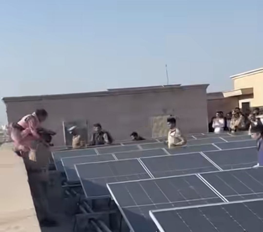 हाईकोर्ट की छत पर बच्चे के साथ चढ़ी महिला को पुलिस ने उतारा। 