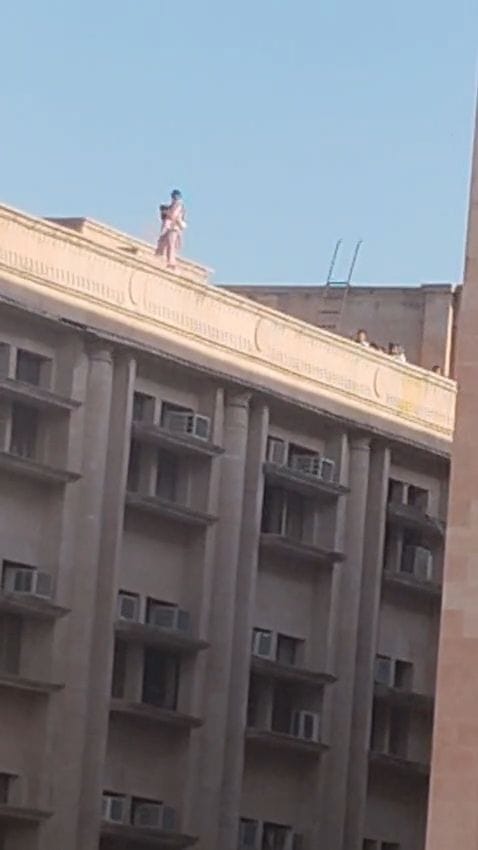 हाईकोर्ट की छत पर बच्चे के साथ चढ़ी महिला को पुलिस ने उतारा। 