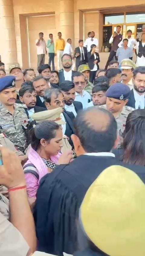 हाईकोर्ट की छत पर बच्चे के साथ चढ़ी महिला को पुलिस ने उतारा। 