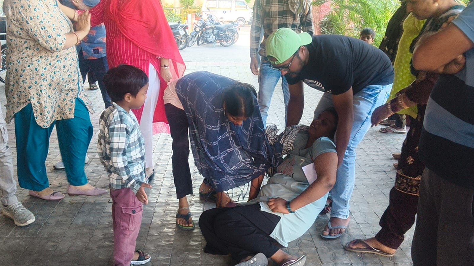 हाईटेंशन तारों की चपेट में आए महेंद्र सिंह को पीजीआई लेकर जाते परिजन। संवाद