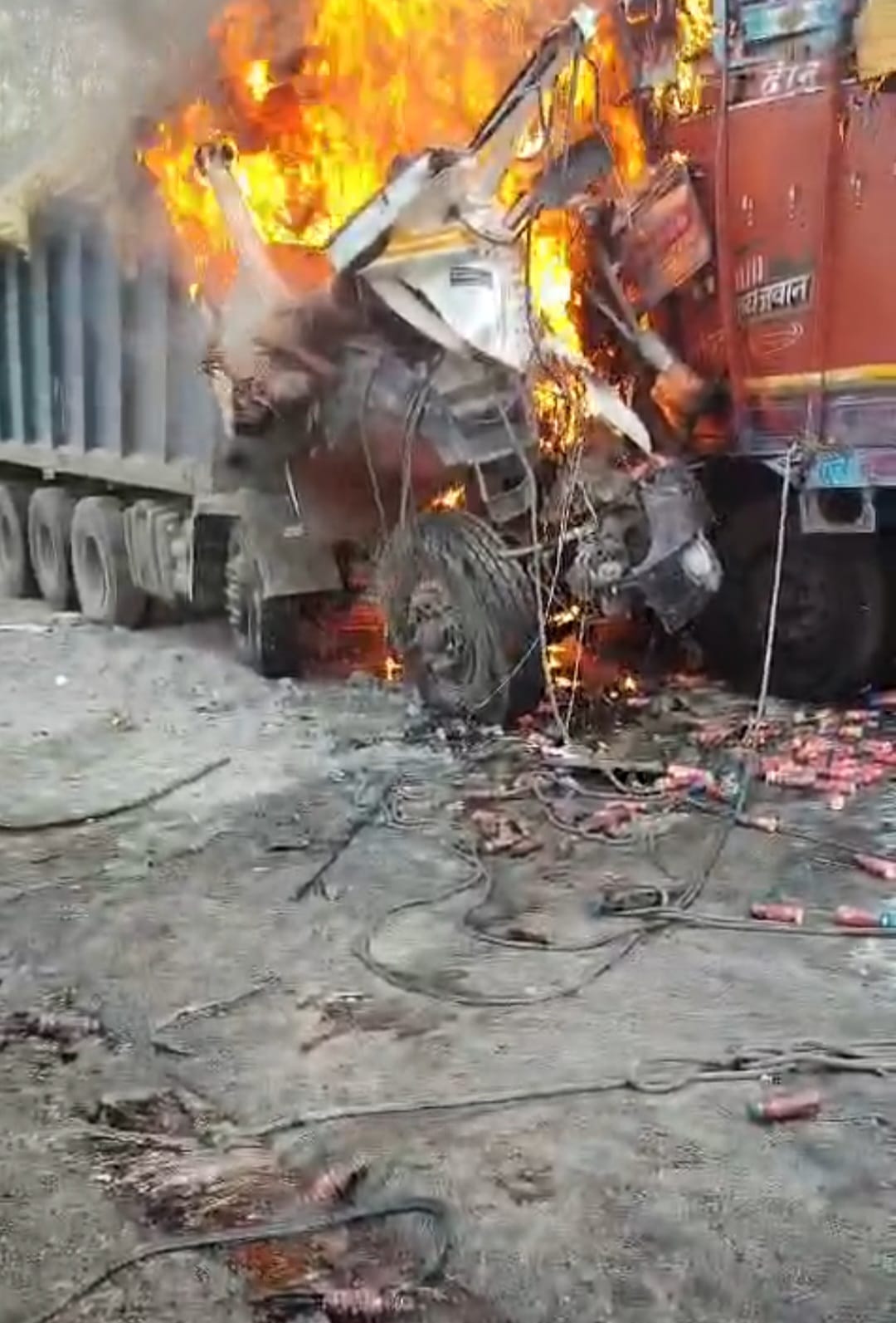 हाथीनाला-रेणुकूट मार्ग पर भुतहिया पुलिया के पास घटना के बाद पहुंची दमकल। स्रोत जागरूक पाठक हाथीनाला-रेणुकूट मार्ग पर भुतहिया पुलिया के पास घटना के बाद पहुंची दमकल। स्रोत जागरूक पाठक