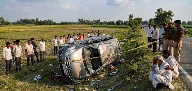 इस्लामनगर में पलटे ट्रैक्टर के नीचे युवक को निकालने का प्रयास करते ग्रामीण। संवाद