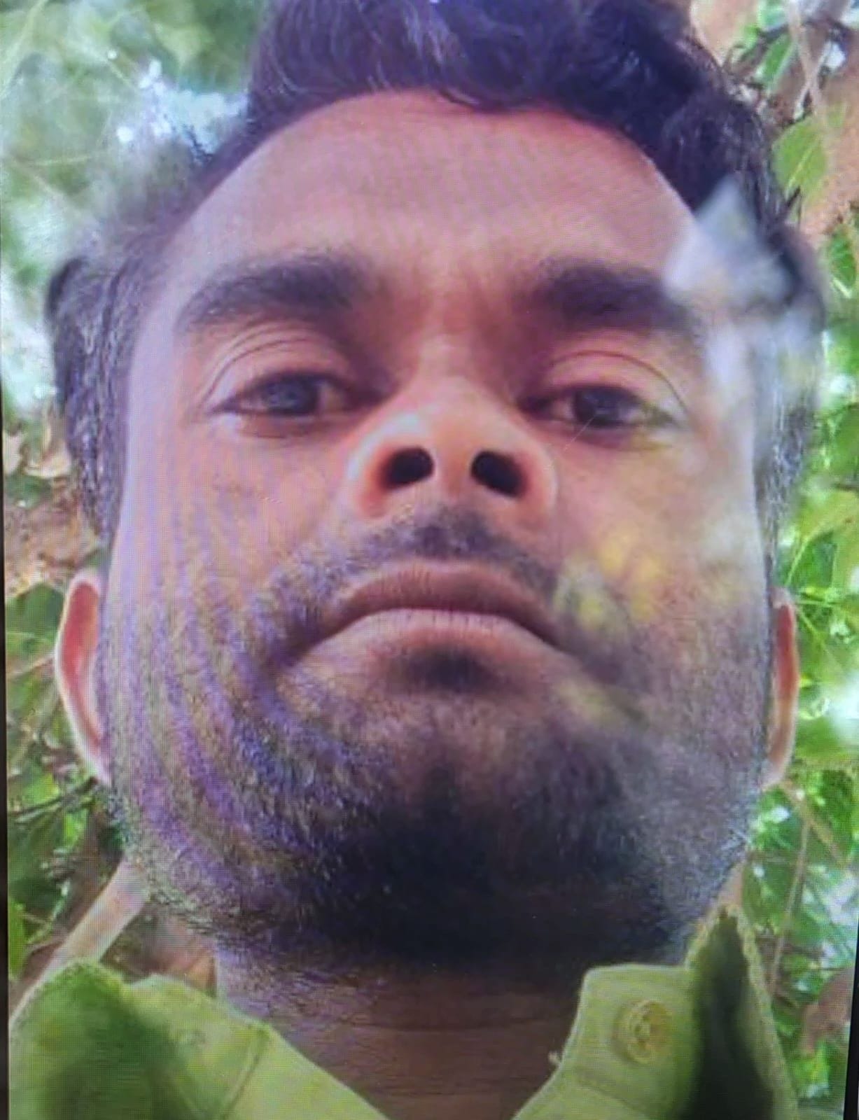 इस्लामनगर में पलटे ट्रैक्टर के नीचे युवक को निकालने का प्रयास करते ग्रामीण। संवाद