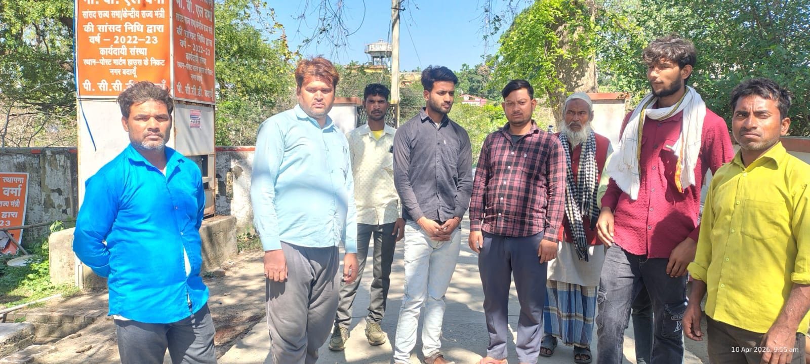 इस्लामनगर में पलटे ट्रैक्टर के नीचे युवक को निकालने का प्रयास करते ग्रामीण। संवाद