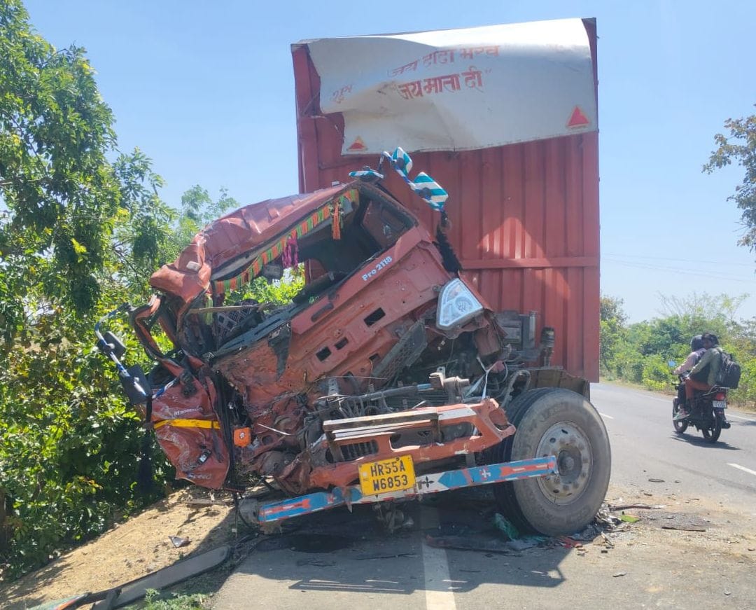 इस्लामनगर में पलटे ट्रैक्टर के नीचे युवक को निकालने का प्रयास करते ग्रामीण। संवाद