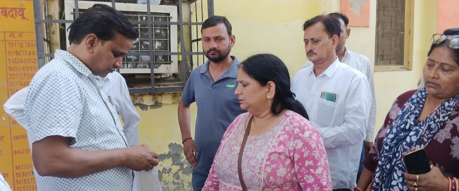 जिला अस्पताल में पहुंची डॉक्टर की मां मिथलेश। स्रोत पुलिस