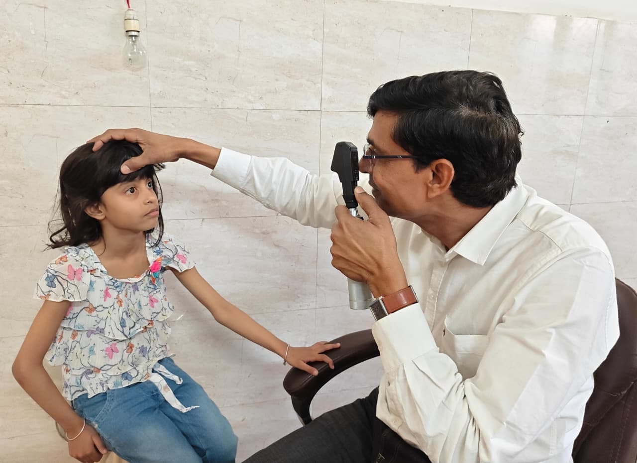 जिला चिकित्सालय के दवा काउंटर पर खड़े मरीज। संवाद