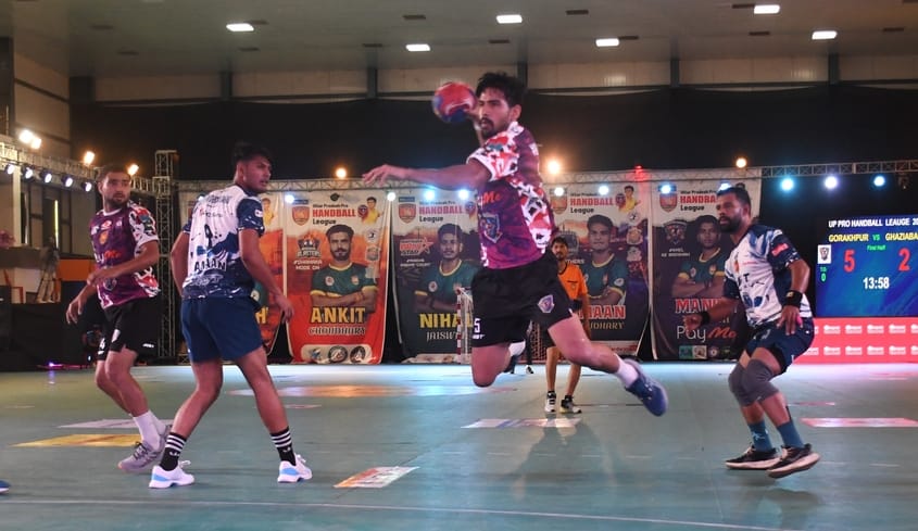 केडी सिंह बाबू स्टेडियम में आयोजित यूपी हैंडबॉल लीग में भीड़ती गोरखपुर(बैगनी टी शर्ट ) व गाजियाब