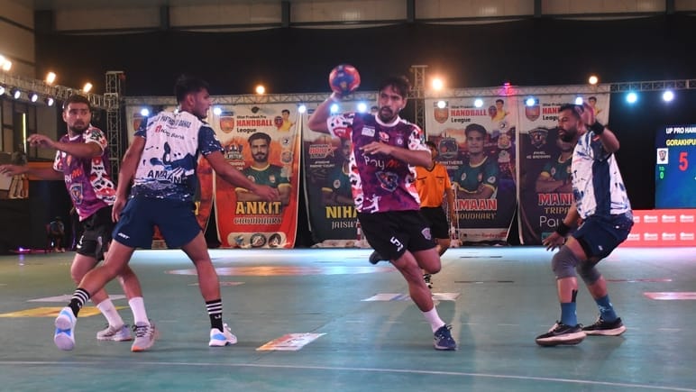 केडी सिंह बाबू स्टेडियम में आयोजित यूपी हैंडबॉल लीग में भीड़ती गोरखपुर(बैगनी टी शर्ट ) व गाजियाब