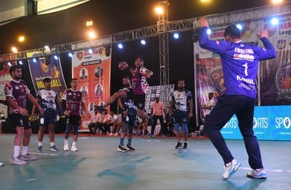 केडी सिंह बाबू स्टेडियम में आयोजित यूपी हैंडबॉल लीग में भीड़ती गोरखपुर(बैगनी टी शर्ट ) व गाजियाब