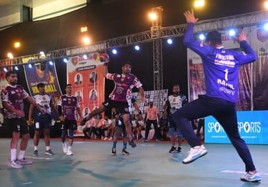 केडी सिंह बाबू स्टेडियम में आयोजित यूपी हैंडबॉल लीग में भीड़ती गोरखपुर(बैगनी टी शर्ट ) व गाजियाब