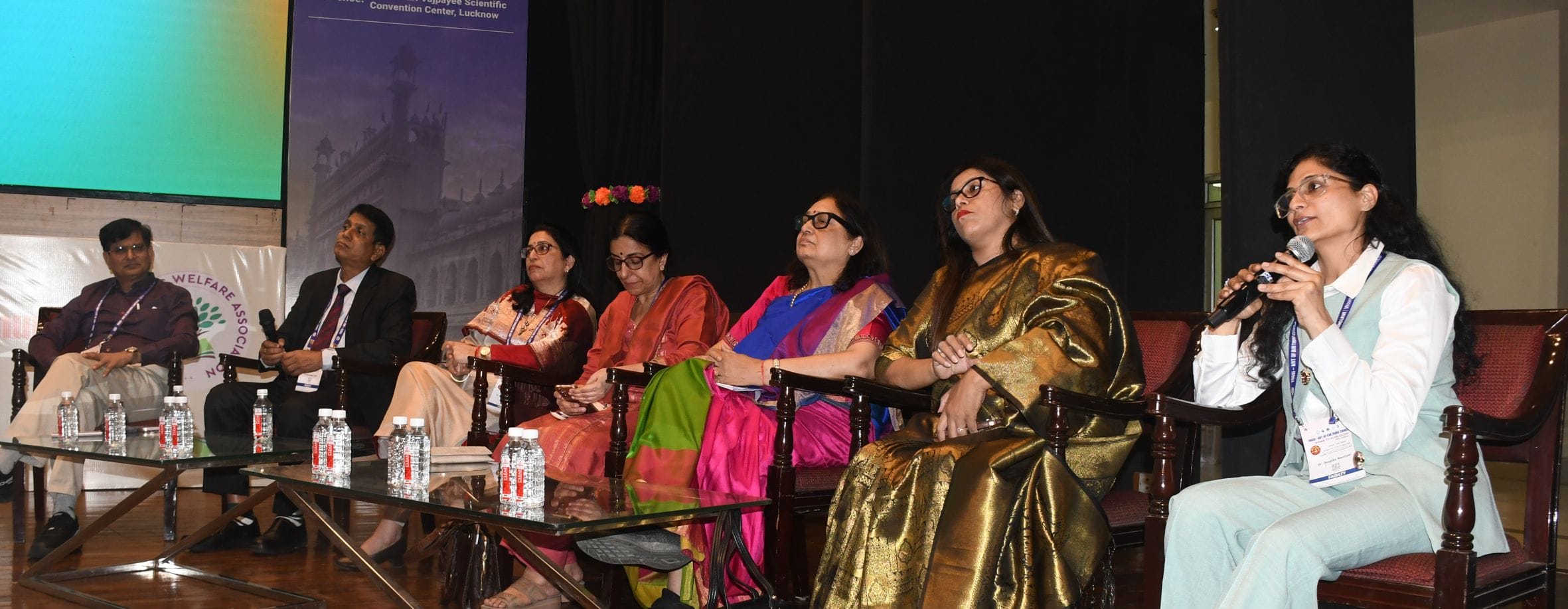 कार्यक्रम में चिकित्सक और अन्य महिलाएं। कार्यक्रम में चिकित्सक और अन्य महिलाएं।
