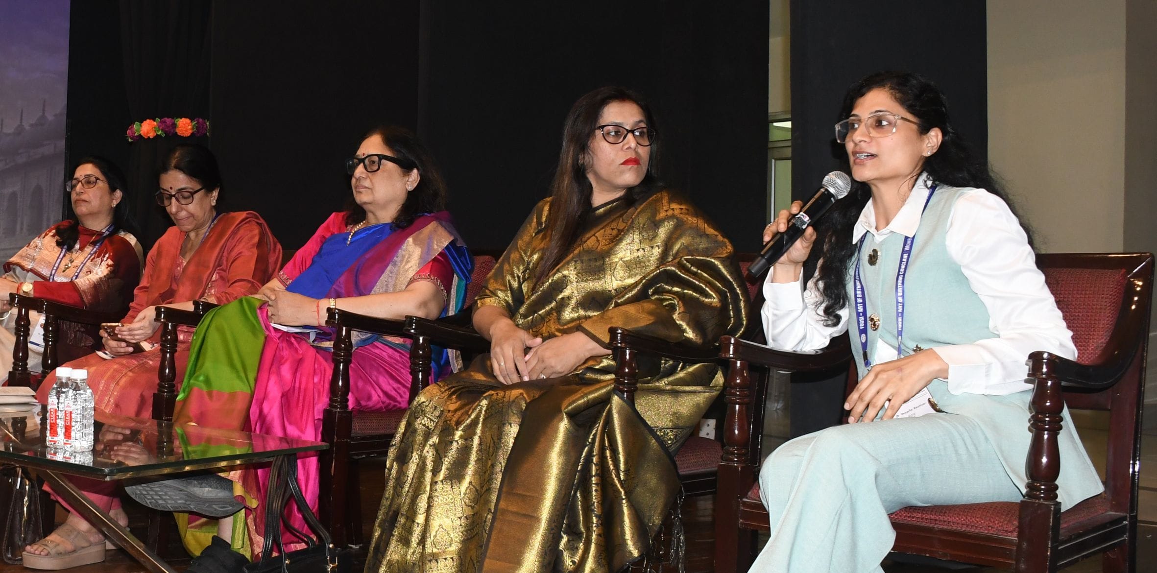 कार्यक्रम में चिकित्सक और अन्य महिलाएं। कार्यक्रम में चिकित्सक और अन्य महिलाएं।