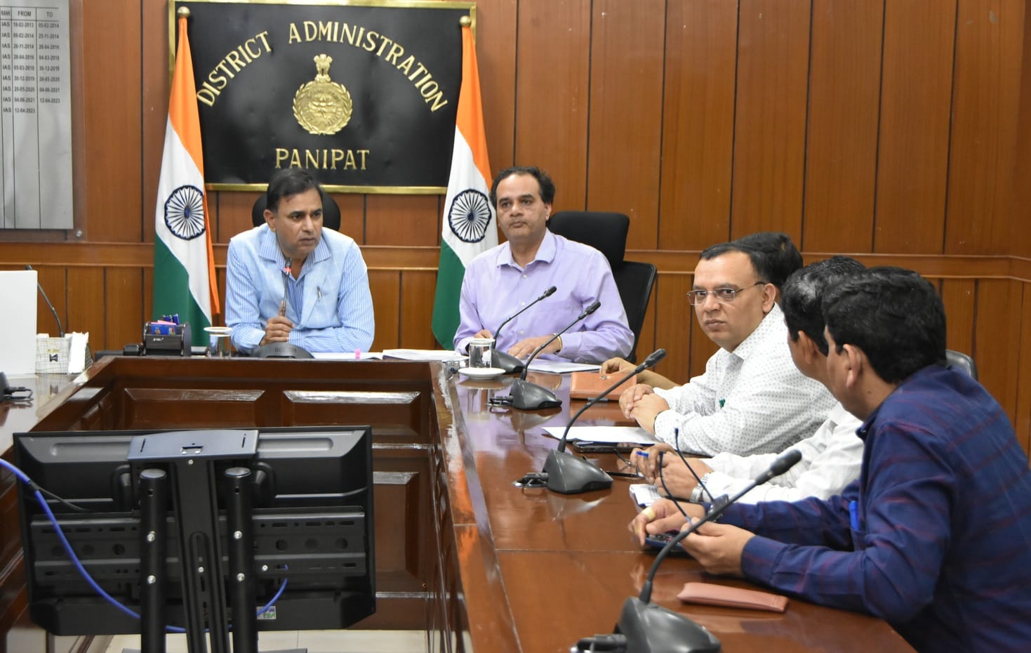 खुखराना गांव शिफ्टिंग के लिए अधिकारियों के साथ चर्चा करते उपायुक्त डॉ. वीरेंद्र कुमार दहिया। 