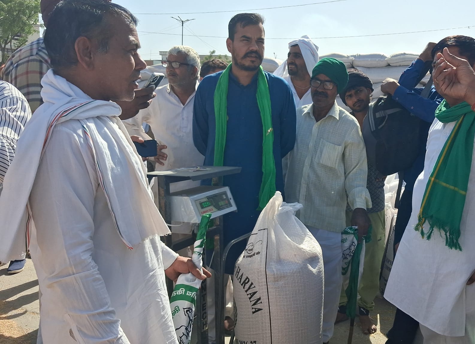 मंडी में अधिकारियों से बातचीत करते किसान नेता जगजीत सिंह डल्लेवाल। संवाद 