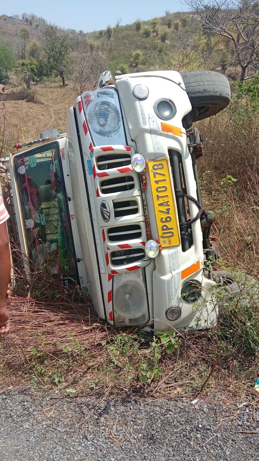 म्योरपुर में अनियंत्रित होकर पलटी पिकअप और घायल महिला