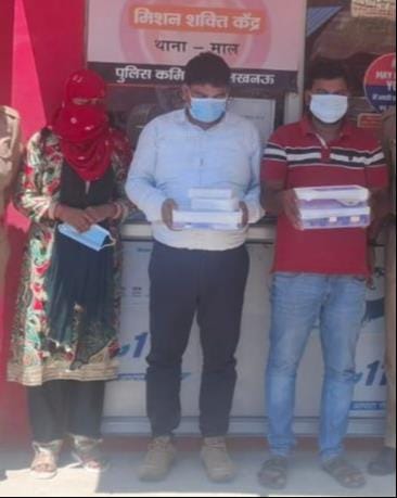 पुलिस के गिरफ्त में आरोपी एवं बरामद कार। पुलिस के गिरफ्त में आरोपी एवं बरामद कार।