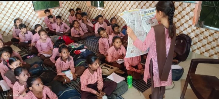 प्राथमिक विद्यालय थाना भवन में अखबार पढ़ते बच्चे. संवाद प्राथमिक विद्यालय थाना भवन में अखबार पढ़ते बच्चे. संवाद