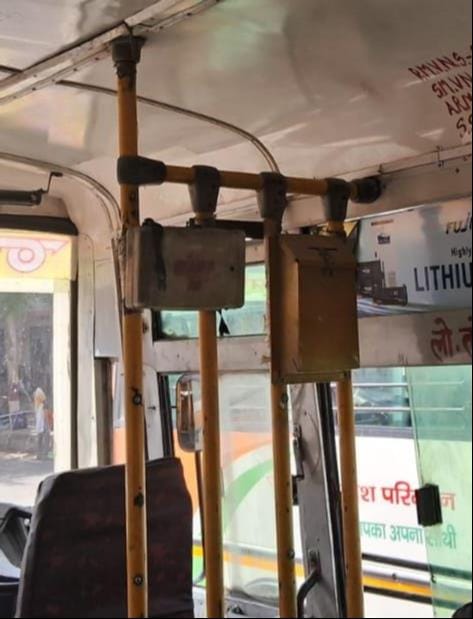 रोडवेज बस में लगा फर्स्ट एड बाक्स बना शोपीस। संवाद रोडवेज बस में लगा फर्स्ट एड बाक्स बना शोपीस। संवाद