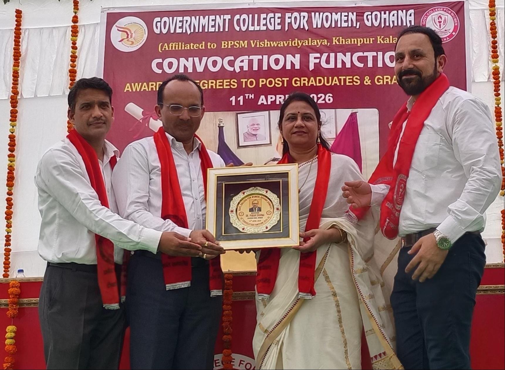 राजकीय महिला महाविद्यालय गोहाना में दीक्षांत समारोह के दौरान डिग्री के साथ छात्राएं। संवाद 