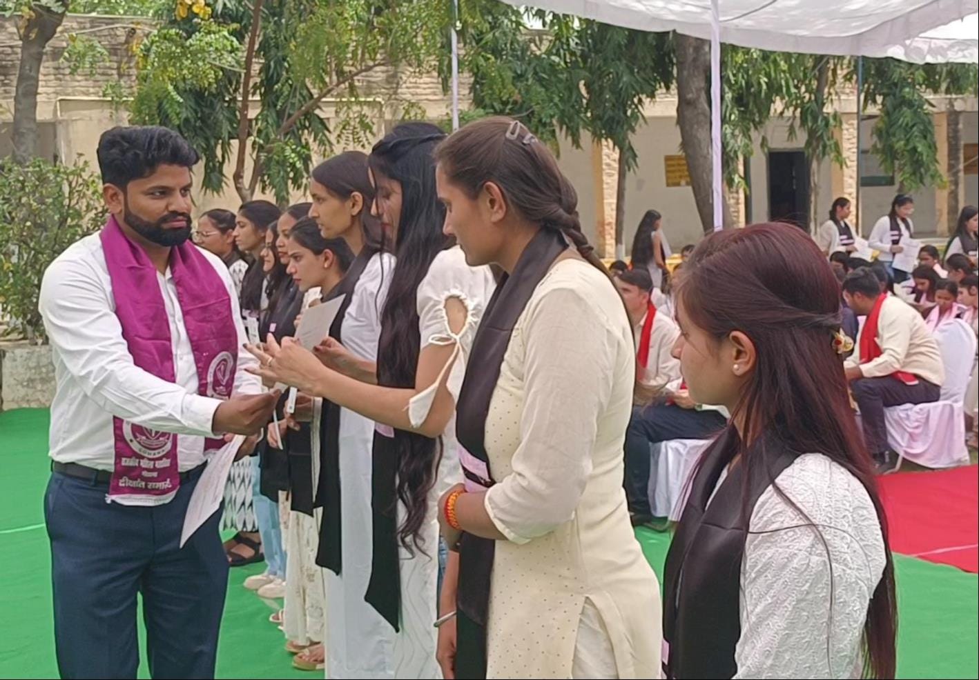 राजकीय महिला महाविद्यालय गोहाना में दीक्षांत समारोह के दौरान डिग्री के साथ छात्राएं। संवाद 