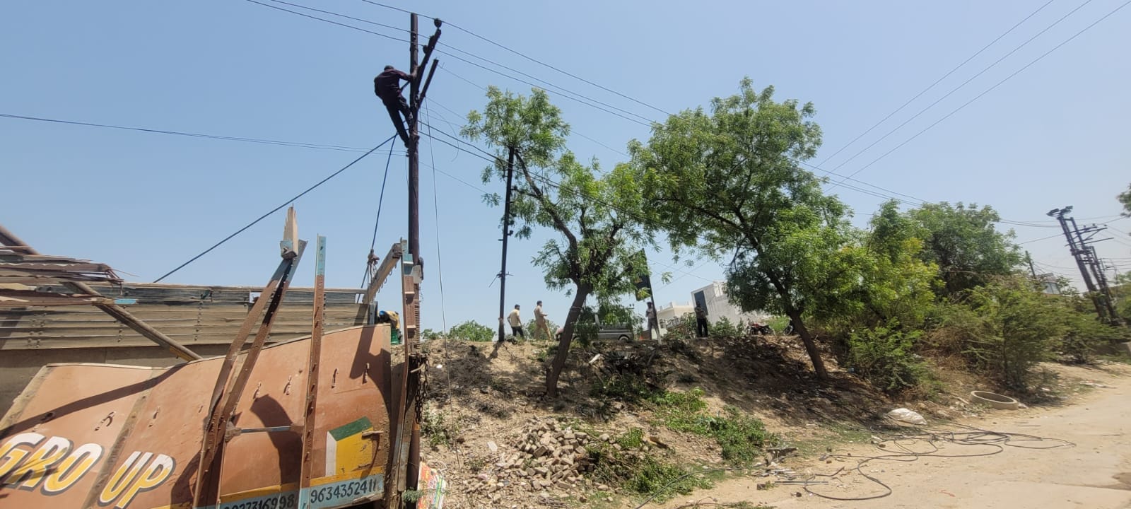 रेलवे पुल पर हादसा होने के बाद पलटी बस। संवाद