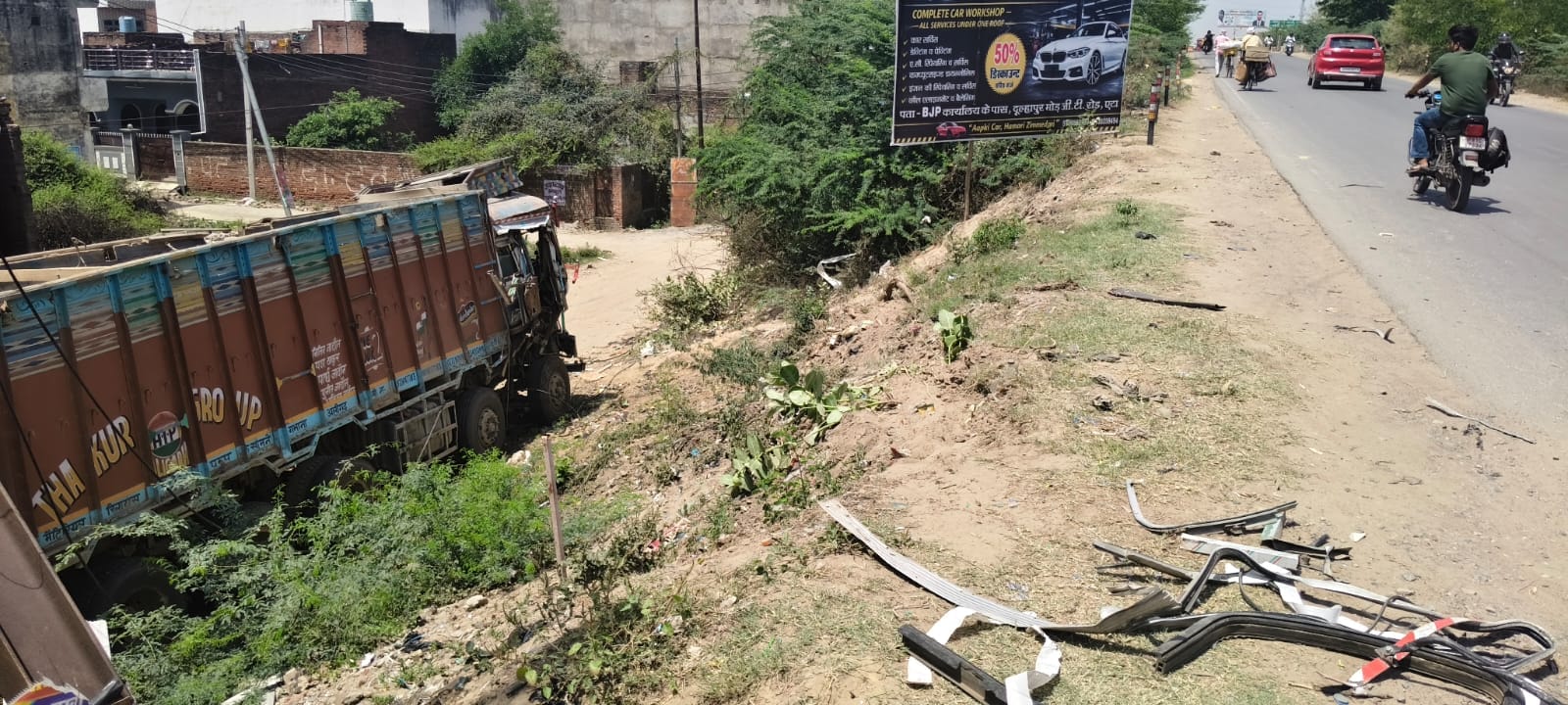 रेलवे पुल पर हादसा होने के बाद पलटी बस। संवाद