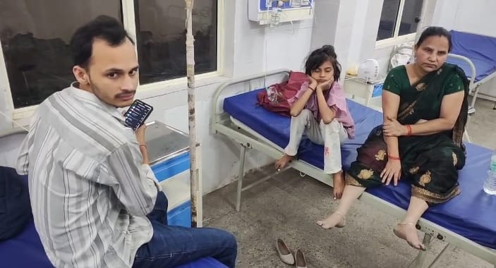 रेलवे पुल पर हादसा होने के बाद पलटी बस। संवाद