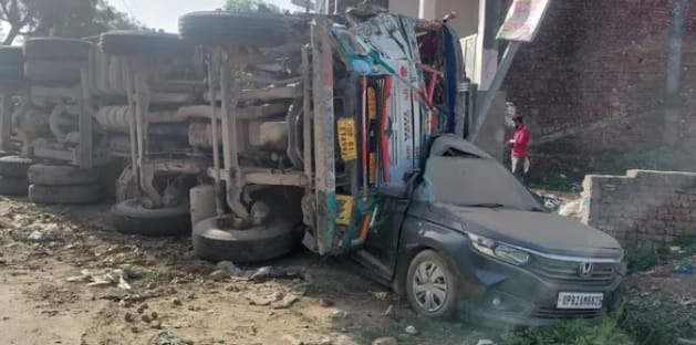रेलवे पुल पर हादसा होने के बाद पलटी बस। संवाद