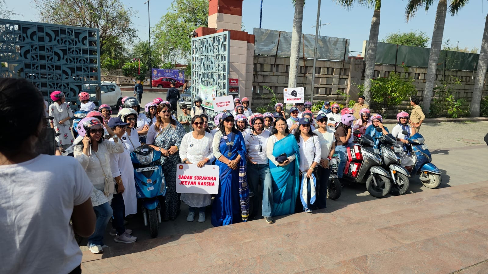 स्कूटी रैली से महिलाओं ने सड़क सुरक्षा के प्रति किया जागरुक