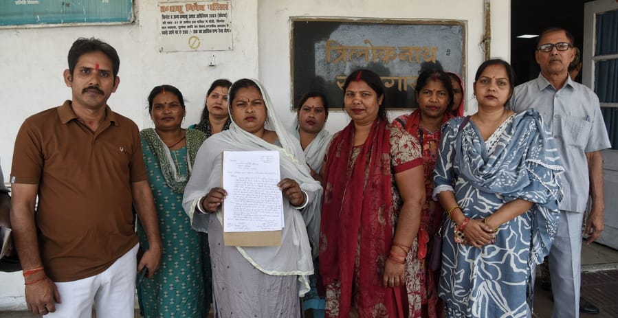 समाधान दिवस में पहुंचे लोग। समाधान दिवस में पहुंचे लोग।