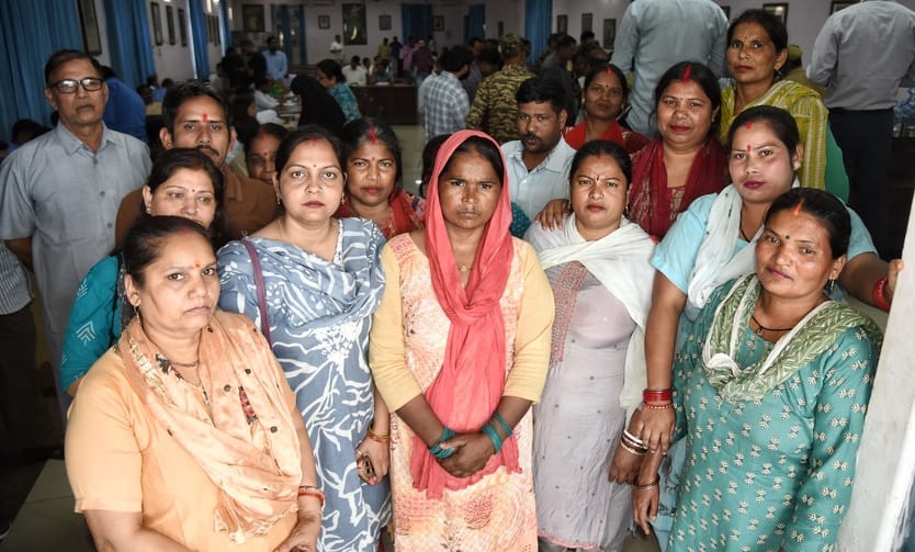 समाधान दिवस में पहुंचे लोग। समाधान दिवस में पहुंचे लोग।