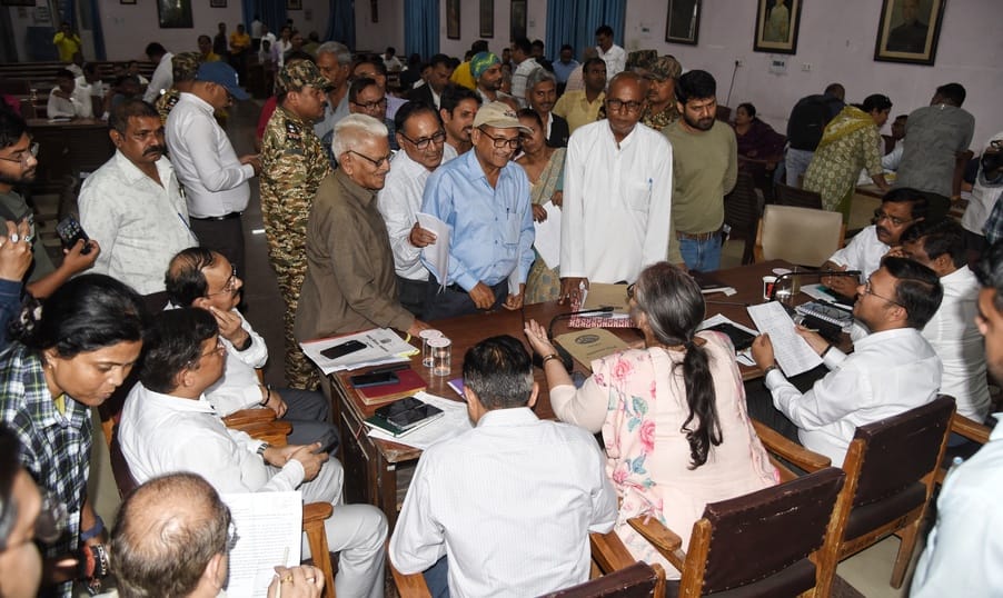 समाधान दिवस में पहुंचे लोग। समाधान दिवस में पहुंचे लोग।