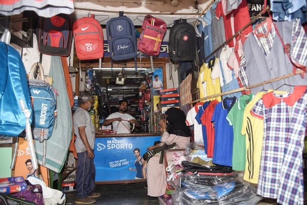 सदर और कैंट में दुकानों पर खरीदारी करते अभिभावक। 