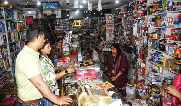 सदर और कैंट में दुकानों पर खरीदारी करते अभिभावक। 