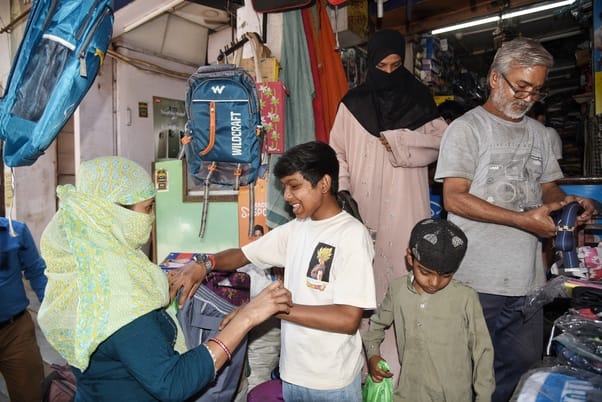 सदर और कैंट में दुकानों पर खरीदारी करते अभिभावक। 