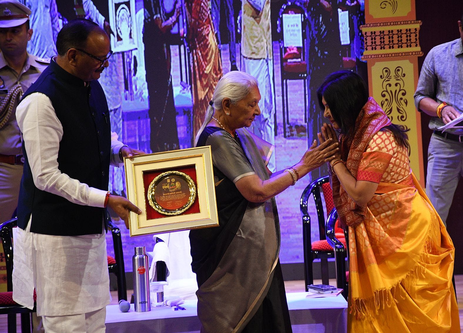 स्वर्ण जयंती नाट्य समारोह में कलाकारों का हुआ सम्मान और नाटकों का हुआ मचंन स्वर्ण जयंती नाट्य समारोह में कलाकारों का हुआ सम्मान और नाटकों का हुआ मचंन
